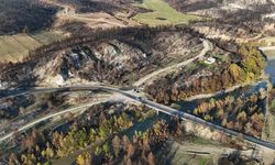 Karabük’te yanan ağaçlarla sonbahar renkleri aynı kadrajda görüntülendi
