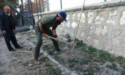 Köpeği ile birlikte tüm Türkiye'yi gezip fidan dikiyor