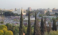 Suriye’de halk, ulusal birlik kutlamaları için meydanları doldurdu