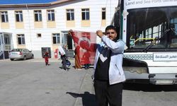 Türkiye’de büyüyen Suriyeli, ülkesine Türk Bayrağını öperek döndü