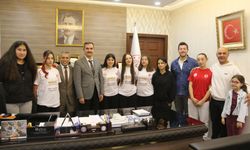 U15 Softbol Türkiye Şampiyonlarından Müdürü Ak'a Ziyaret