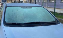 Bolu'da soğuktan araçların camları buz tuttu