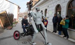 Hurda malzemelerden robot yaptı: Gören telefonuna sarılıyor