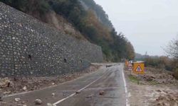 Kastamonu'da heyelan sebebiyle çöken yol ulaşıma kapandı
