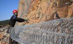 Sık sık heyelanların yaşandığı 2 bin rakımlı dağ çelik ağlarla örülüyor