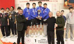 Badminton Genç Erkekler İl Birinciliğinde Şampiyon Nevzat Ayaz SBL