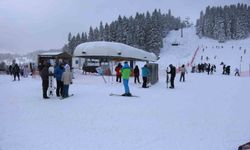 Kar yağışını fırsat bilen kayakçılar, Ilgaz Yurduntepe Kayak Merkezi'ne akın etti