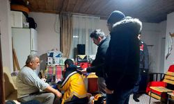 Kardan yolu kapanan köydeki yaralıya ulaşmak için zamanla yarıştılar