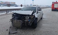 Çankırı’da kontrolden çıkan otomobil bariyerlere çarptı