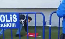 Çankırı’da Duygulandıran An: Düşen Türk Bayrağını Polis Yerden Kaldırdı