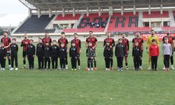 1930 Bafra Spor'lu futbolcular kazan kaldırdı