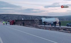 Çankırı-Ankara Karayolunda Tomruk Yüklü TIR Devrildi