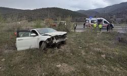 D100’de Su Kanalına Düşen Otomobilde 1’i Ağır 4 Kişi Yaralandı