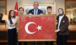Çankırılı Öğrencilerden Bakan Ersoy’a Cam Mozaik Türk Bayrağı