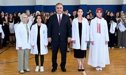 ÇAKÜ’de 424 Sağlık Neferi Beyaz Önlükle Mesleğe İlk Adımını Attı