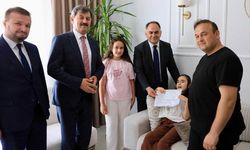 Çankırı Valisi Çakırtaş’tan evde eğitim gören öğrenciye karne ziyareti