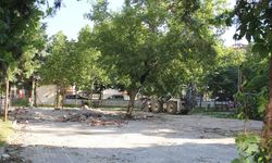 Çankırı'da belediye ekipleri park alanındaki harabe yapıları yıktı