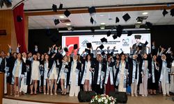 ÇAKÜ'de mezuniyet coşkusu: 58 yeni diş hekimi sağlık ordusuna katıldı