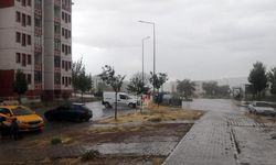 Kurşunlu’da aniden bastıran sağanak vatandaşları hazırlıksız yakaladı