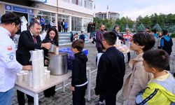 Yunus Emre Ortaokulu öğrencileri güne sıcak çorbayla başladı