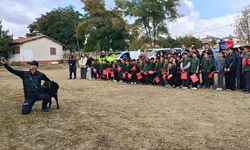 Ünür'de öğrenciler jandarma köpeklerinin gösterisine hayran kaldı