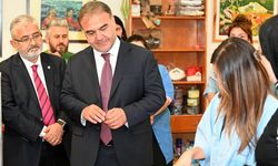 ÇAKÜ Rektörü Karataş atölyeye indi! Öğrencilerin eserlerini inceledi