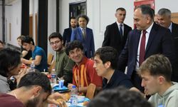 Vali Çakırtaş üniversiteli gençlerle aynı sofrada buluştu