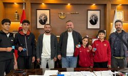 Şabanözü’nün şampiyon güreşçileri Başkan Özcan’ın konuğu oldu