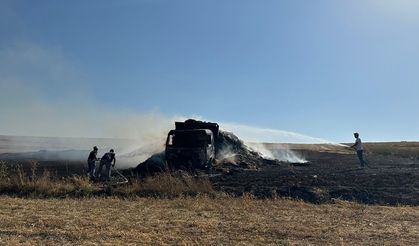 Çankırı’da balya yüklü kamyon cayır cayır yandı