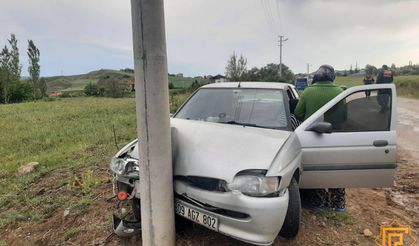 Şabanözü'nde otomobil direğe çarptı