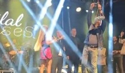 Yenipazar’da sahneye çıkan sanatçıya drone ile pide ikram edildi