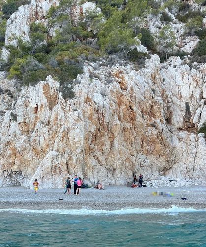 Kayalıklara tırmanan Alman turist metrelerce yükseklikten düşerek hayatını kaybetti