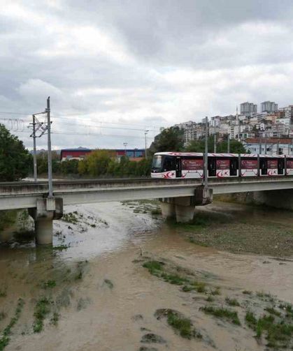 Samsun’da etkili olan sağanak, akarsuları coşturdu