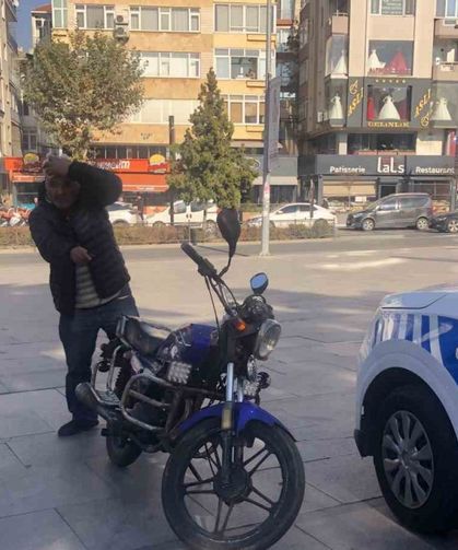 Motosikletliyi kaskıyla dövdü, kanlar içinde kaldı