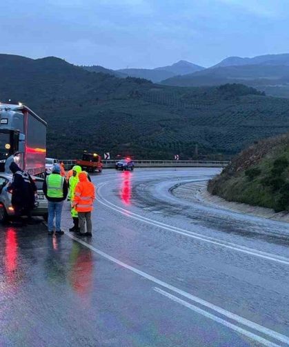 Tır ile otomobil kafa kafaya çarpıştı: 1 ölü, 2 yaralı