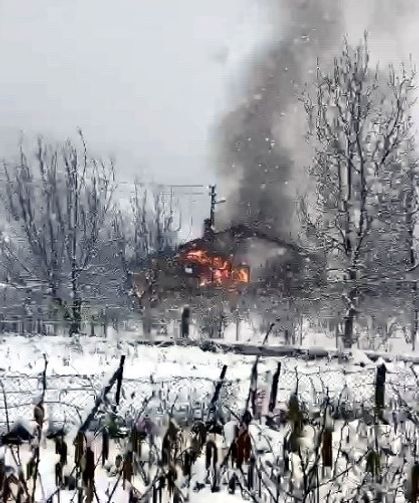 Sobadan çıkan kıvılcımlar 2 katlı evi kül etti