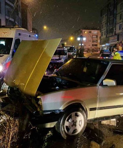 Kaza yapan alkollü sürücü, bindirildiği ekip otosunda silahla kendini vurdu