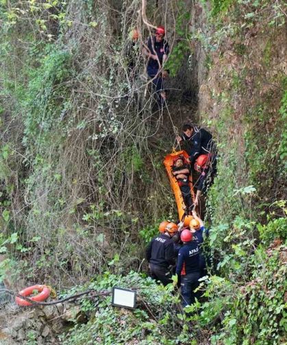 Manzara izlerken 15 metreden düştü, film gibi operasyonla kurtarıldı