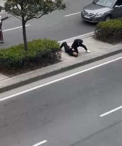 Babasını tek yumrukla bayılttı