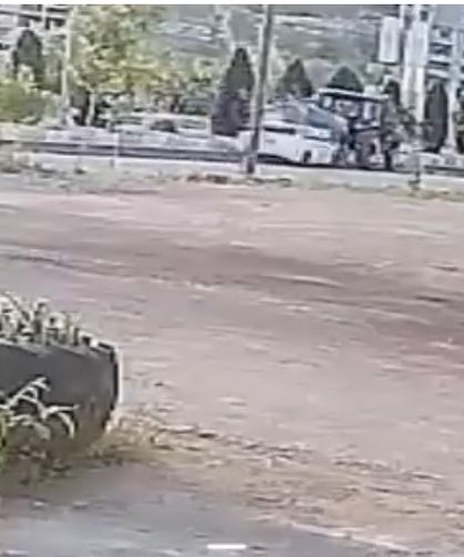 Otomobilin su tankerinin altına girdiği anlar güvenlik kamerasına yansıdı