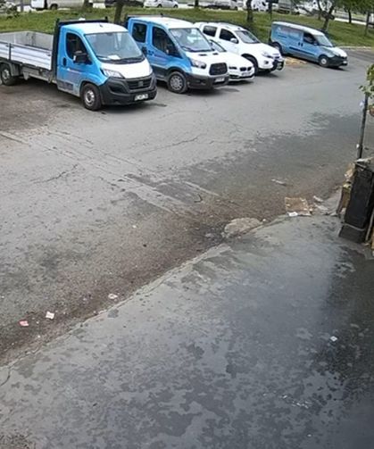 Park halindeki kamyonete çarpan otomobil hurdaya döndü, genç sürücüsü hayatını kaybetti