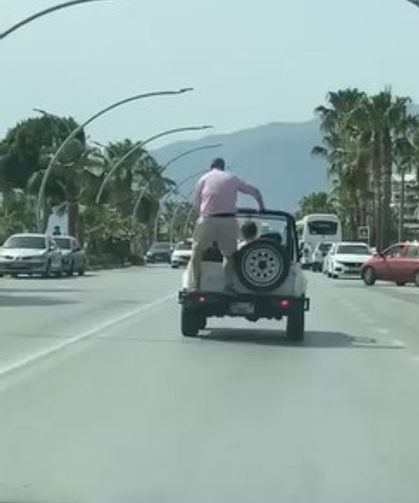 Alanya’da üstü açık araçla trafiği tehlikeye attılar