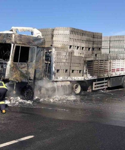 Diyarbakır’da seyir halindeki tuğla yüklü kamyon alev topuna döndü