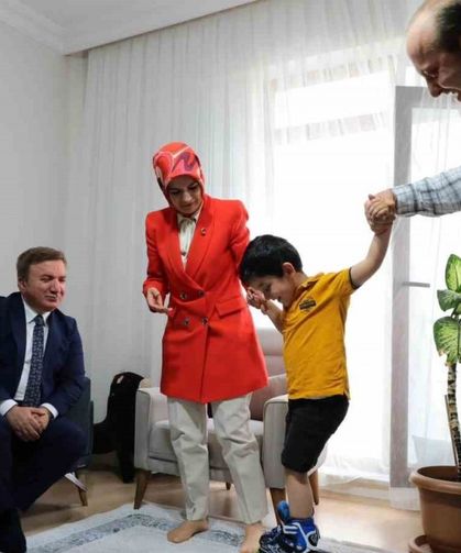Bakan Göktaş, depremde tüm ailesini kaybeden çocuğu ziyaret etti