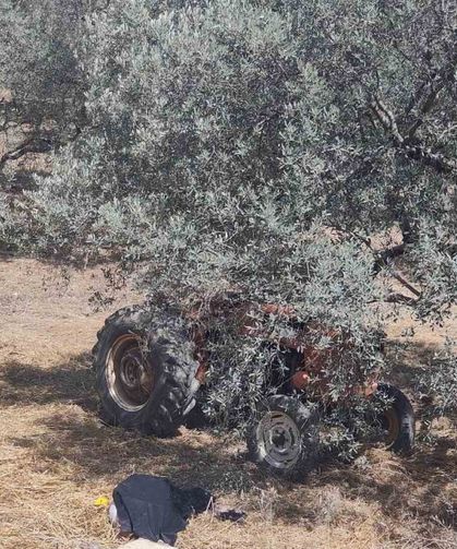 Devrilen traktörün altında kalan sürücü hayatını kaybetti