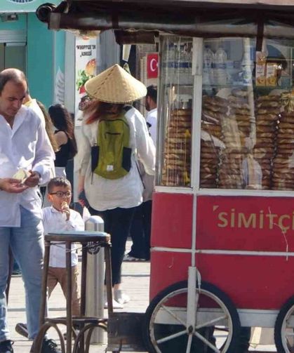İstanbul’da sıcak hava bunalttı: Taksim’de turistler şemsiye ile gezdi