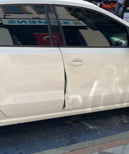 Motosiklet sürücüsü, otomobilin açılan kapısına çarptı