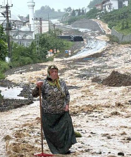 Trabzon şehir merkezinde yollar dereye döndü