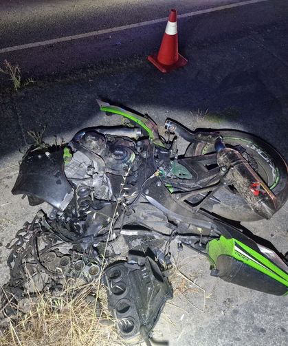 Yarış yaparken farları yanmayan otomobile çarpan motosikletler paramparça oldu: 1 ölü