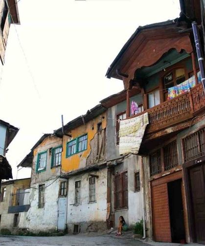 Bir dönemin parlayan mahallesi, bugün zamana direniyor